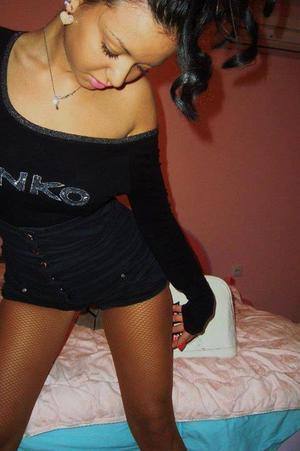 Chat with Elise (18) | Pennsylvania Hookups Available Now