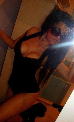 Elenore from Trumbull, Connecticut is looking for adult webcam chat