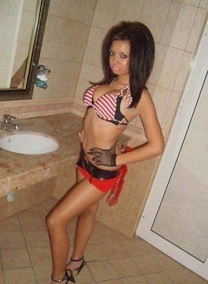 Cleta from Carlton, Oregon is looking for adult webcam chat